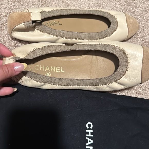 CHANEL Two-Tone Ballet Flats in Beige and Cream - Picture 3 of 9